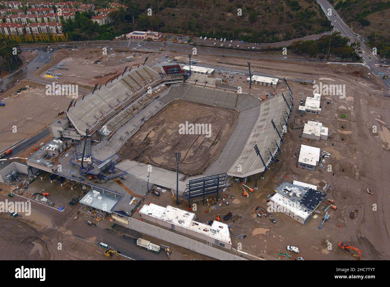 Eine Luftaufnahme der Baustelle des Snapdragon Stadions auf dem Campus der San Diego State University im SDSU Mission Valley, Samstag, 25. Dezember 2021 Stockfoto