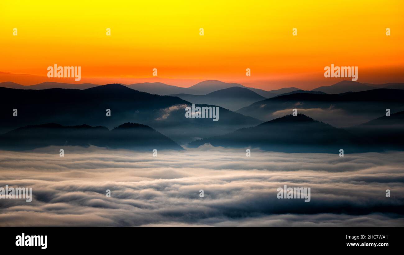 Der beste Sonnenaufgang am Berg. Die Karpaten, Gorgany, Ukraine. Stockfoto