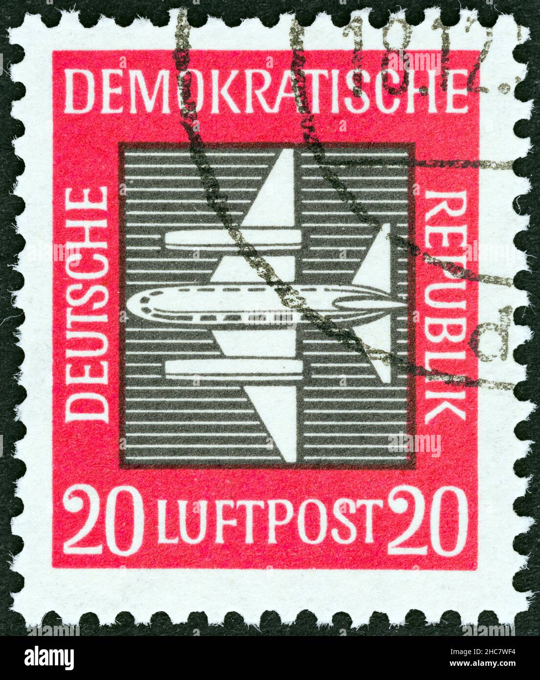 DEUTSCHE DEMOKRATISCHE REPUBLIK - UM 1957: Eine in Deutschland gedruckte Marke aus der 'Airmail'-Ausgabe zeigt Flugzeuge, um 1957. Stockfoto