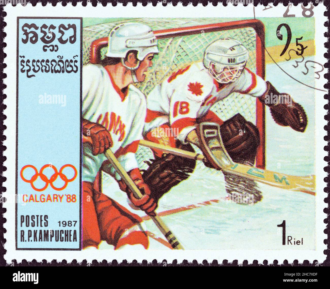 KAMPUCHEA - UM 1987: Eine in Kampuchea gedruckte Briefmarke aus der Ausgabe 'Winter Olympic Games, Calgary 1988' von 1st zeigt Eishockey, um 1987. Stockfoto