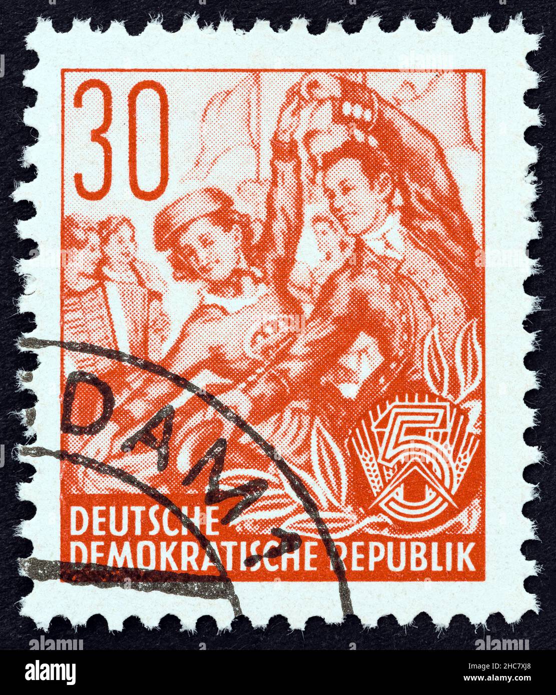 DEUTSCHE DEMOKRATISCHE REPUBLIK - UM 1953: Eine in Deutschland gedruckte Briefmarke aus der Ausgabe 'Fünfjahresplan' zeigt Volkstänzer, um 1953. Stockfoto