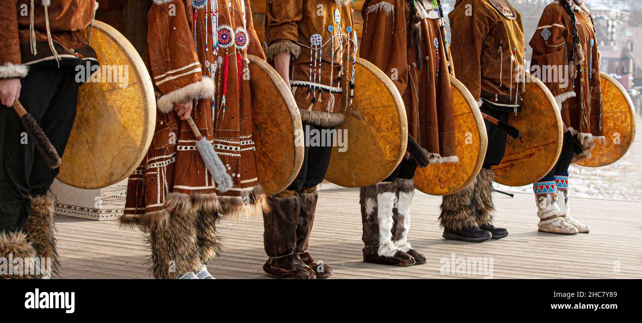 Volksensemble-Auftritt in der Kleidung der Ureinwohner Kamtschatkas. Stockfoto