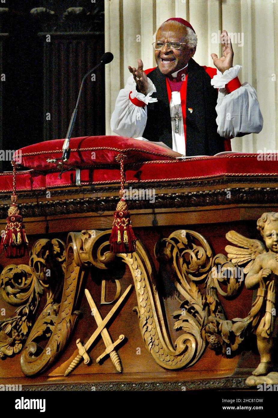 File photo dated 25/04/04 of South African Anglikan Prälat and Veteran Anti-Apartheid Campaigner Erzbischof Desmond Tutu, aaained a Service of thanksgiving at St. Paul's Cathedral, London, to celebrate the 10th anniversary of the birth of Democracy in South Africa. Desmond Tutu, der mit dem Friedensnobelpreis ausgezeichnete Aktivist für Rassengerechtigkeit und LGBT-Rechte, ist im Alter von 90 Jahren verstorben. Seit 2015 war er mehrere Male im Krankenhaus behandelt worden, nachdem er 1997 mit Prostatakrebs diagnostiziert worden war. Ausgabedatum: Sonntag, 26. Dezember 2021. Stockfoto