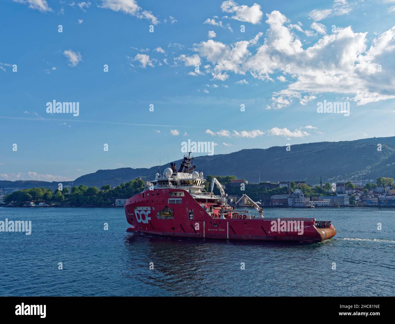 Der Skandi Iceman, ein norwegisches registriertes Offshore-Versorgungsschiff und Schlepper, der an einem sonnigen Junitag den Hafen von Bergen verlässt. Stockfoto