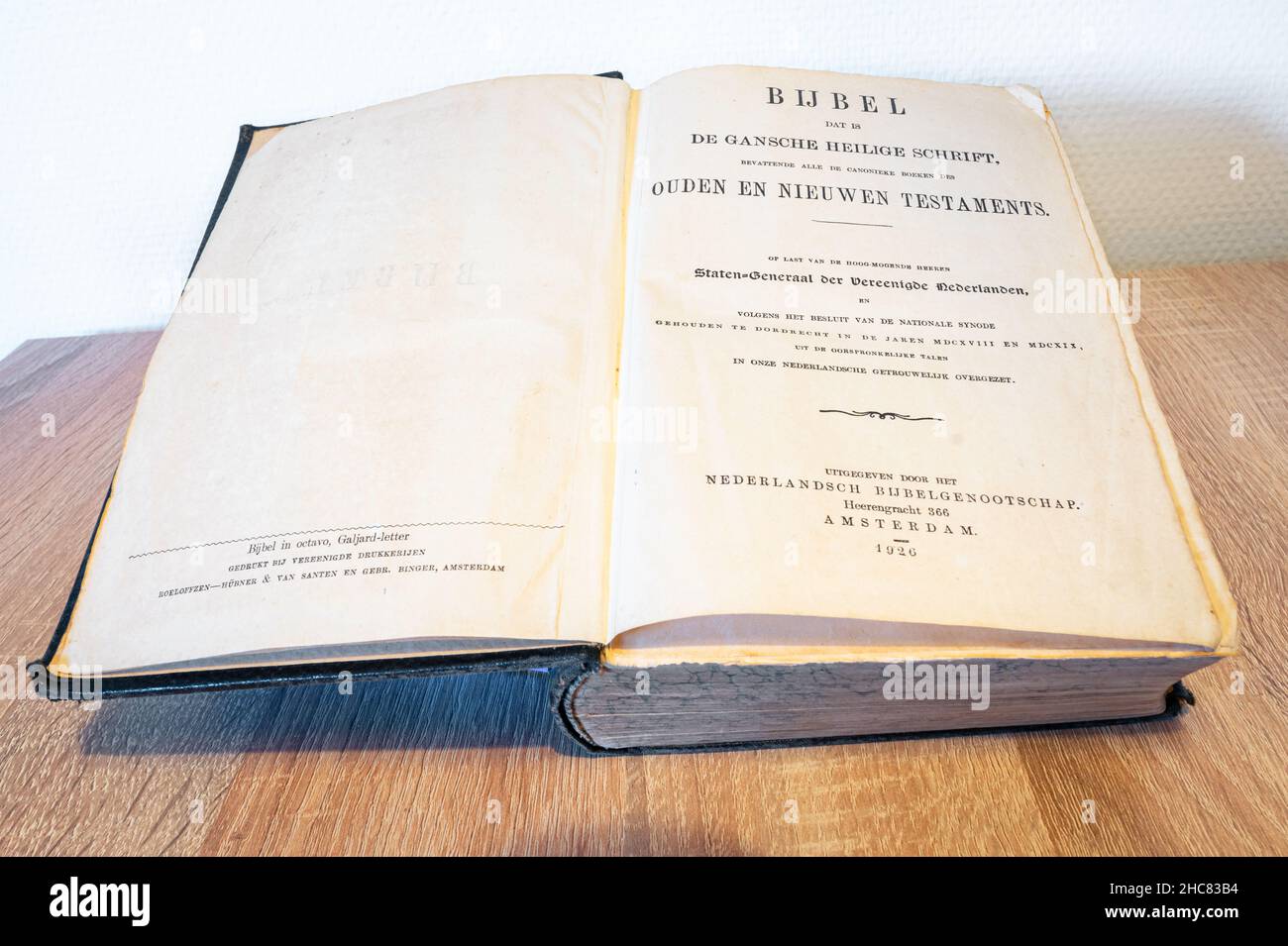 Alte niederländische bibel in Staaten Übersetzung (Niederländisch: Staatsvertaling) oder Staaten Bibel. Stockfoto