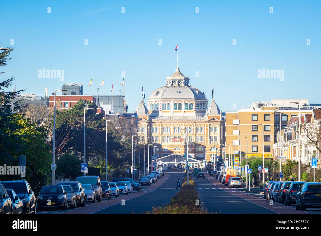 Perspektivischer Blick auf die Straße „Badhuisweg“, die zum berühmten Kurhaus Hotel am Strand des Badeortes Scheveningen, Holland führt. Stockfoto