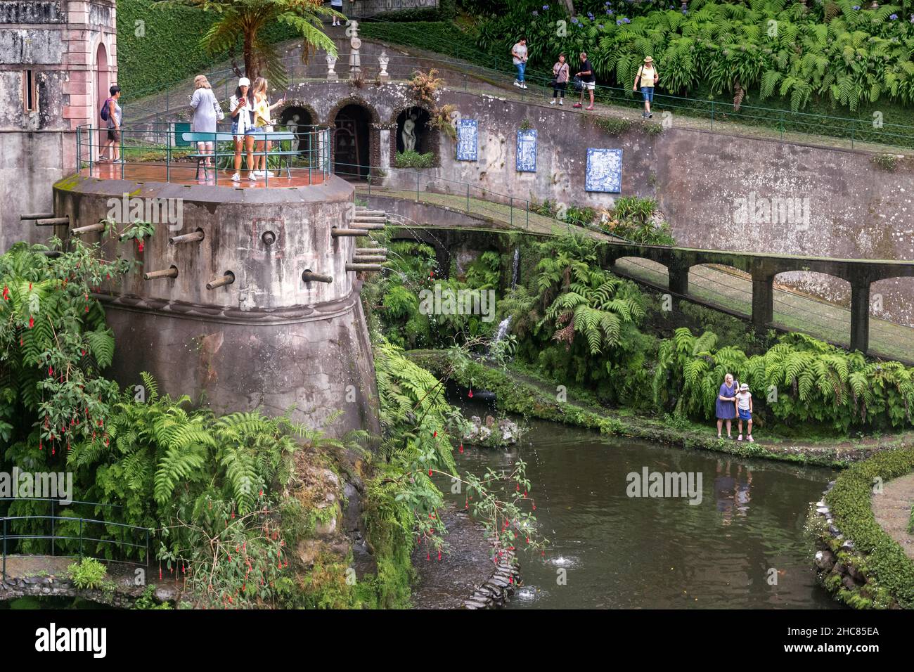FUNCHAL, PORTUGAL - 24. AUGUST 2021: Das sind künstliche Bäche und ein zentraler See im Monte Tropical Park. Stockfoto