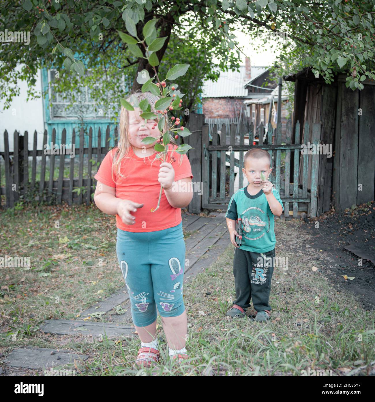 15th von Augest 2020, Russland, Kinder auf der Straße der Bergbaustadt Stockfoto