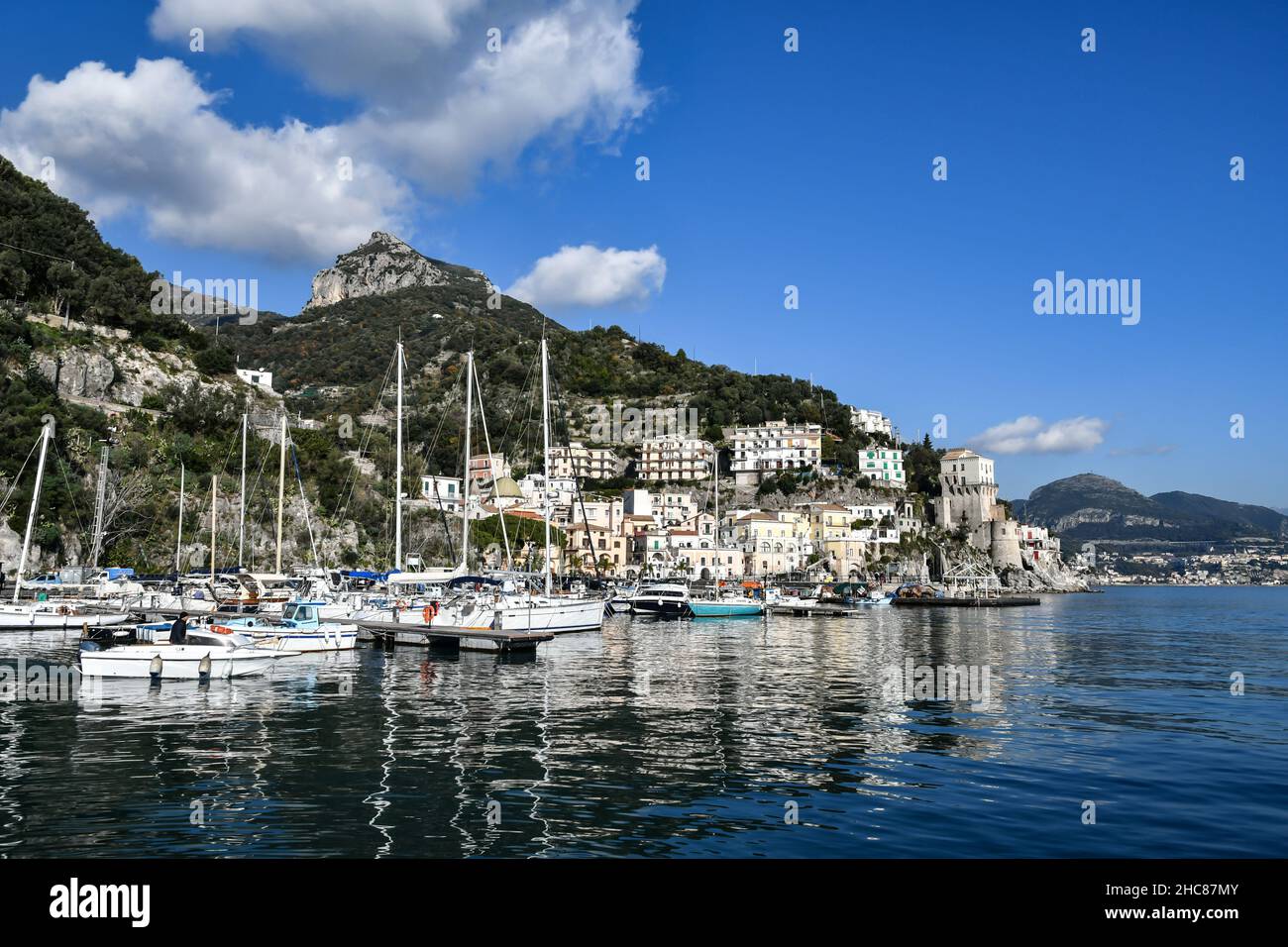 Blick auf Cetara, eine Stadt an der Amalfiküste, Italien. Stockfoto
