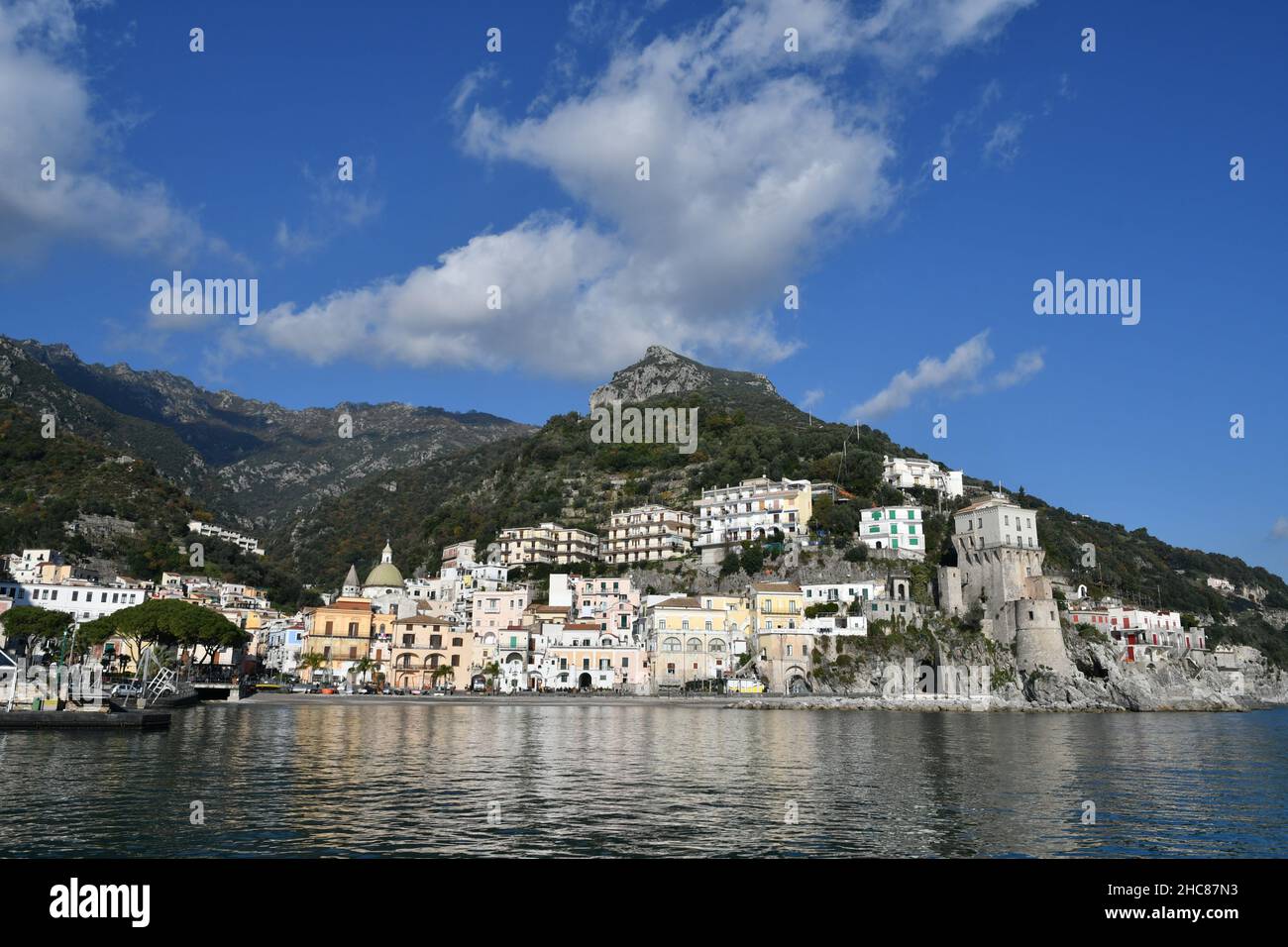 Blick auf Cetara, eine Stadt an der Amalfiküste, Italien. Stockfoto