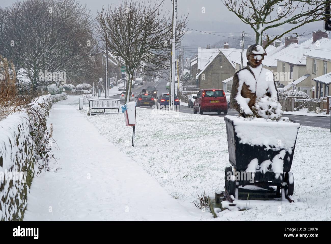 Schneebedeckte Gehwege in Castleside, County Durham. Teile Englands von den East Midlands bis in den Nordosten haben sich Schottland angeschlossen, um sich am zweiten Weihnachtsfeiertag auf die schneebesenähnlichen Bedingungen vorzubereiten, während die weissen Weihnachten anhält. Bilddatum: Sonntag, 26. Dezember 2021. Stockfoto