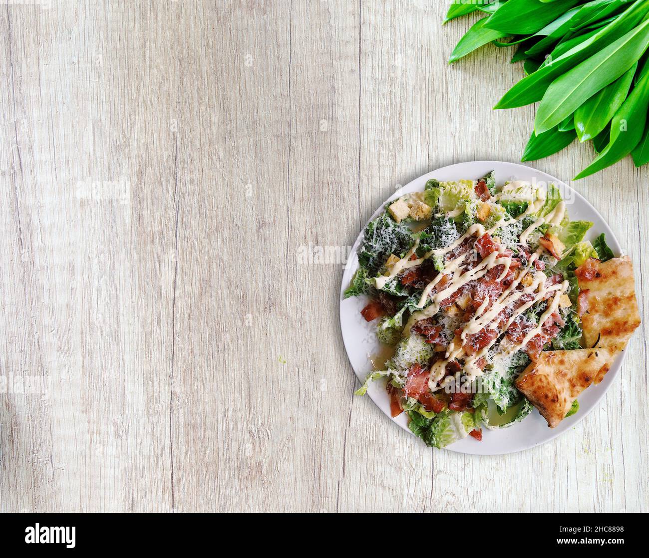 Fleisch mit Salat auf Holztisch Ernährungskonzept Stockfoto