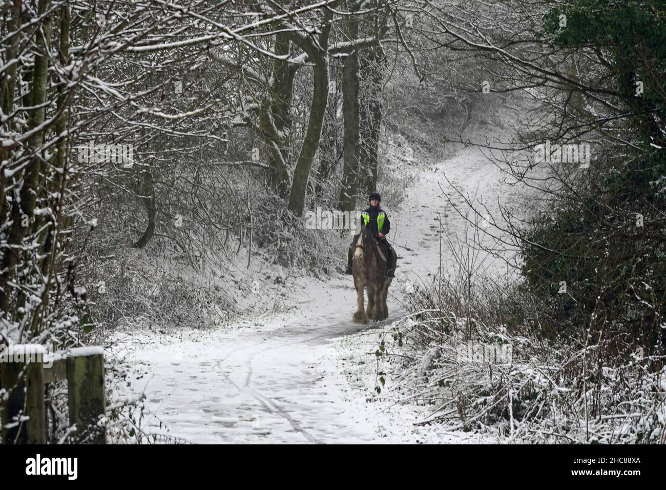 Eine Frau reitet auf einem Pferd durch den Schnee in der Nähe von Castleside, County Durham. Teile Englands von den East Midlands bis in den Nordosten haben sich Schottland angeschlossen, um sich am zweiten Weihnachtsfeiertag auf die schneebesenähnlichen Bedingungen vorzubereiten, während die weissen Weihnachten anhält. Bilddatum: Sonntag, 26. Dezember 2021. Stockfoto