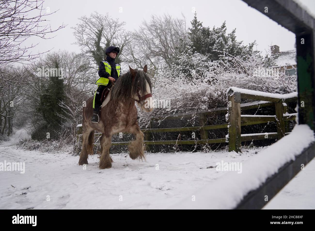 Eine Frau reitet auf einem Pferd durch den Schnee in der Nähe von Castleside, County Durham. Teile Englands von den East Midlands bis in den Nordosten haben sich Schottland angeschlossen, um sich am zweiten Weihnachtsfeiertag auf die schneebesenähnlichen Bedingungen vorzubereiten, während die weissen Weihnachten anhält. Bilddatum: Sonntag, 26. Dezember 2021. Stockfoto