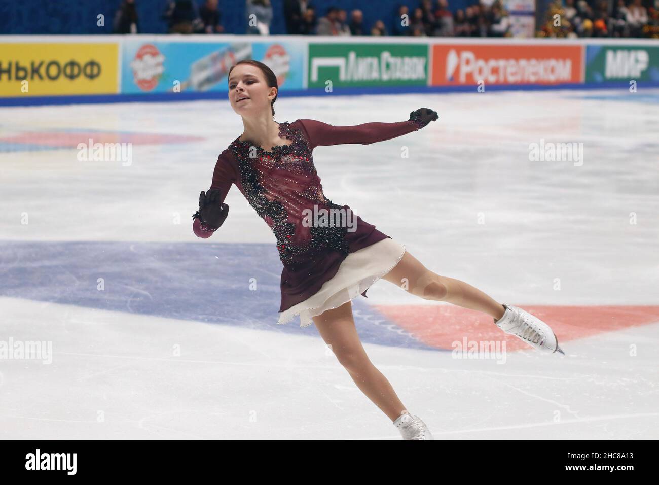 Sankt Petersburg, Russland. 25th Dez 2021. Anna Schcherbakova aus Russland tritt am dritten Tag der Rostelecom Russian Nationals 2022 of Figure Skating im Yubileyny Sports Palace in Sankt Petersburg beim Frauen-Freilauf an. Endergebnis: 158,10 Credit: SOPA Images Limited/Alamy Live News Stockfoto