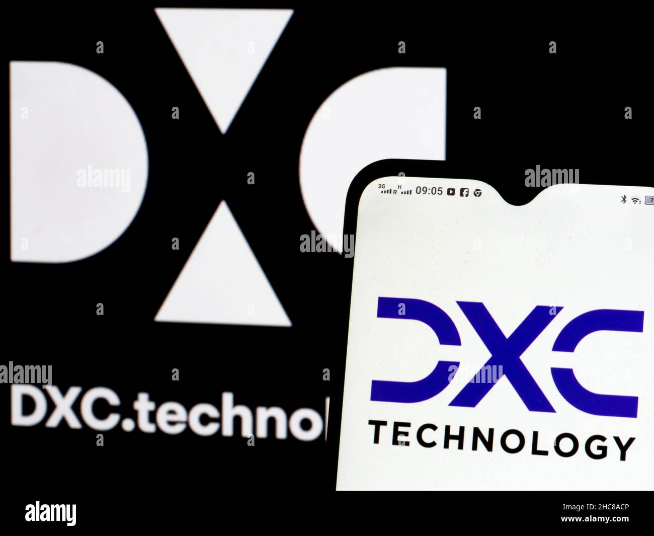 In dieser Abbildung ist ein Logo der DXC-Technologie zu sehen, das auf einem Smartphone und im Hintergrund zu sehen ist. (Foto von Igor Golovniov / SOPA Images/Sipa USA) Stockfoto