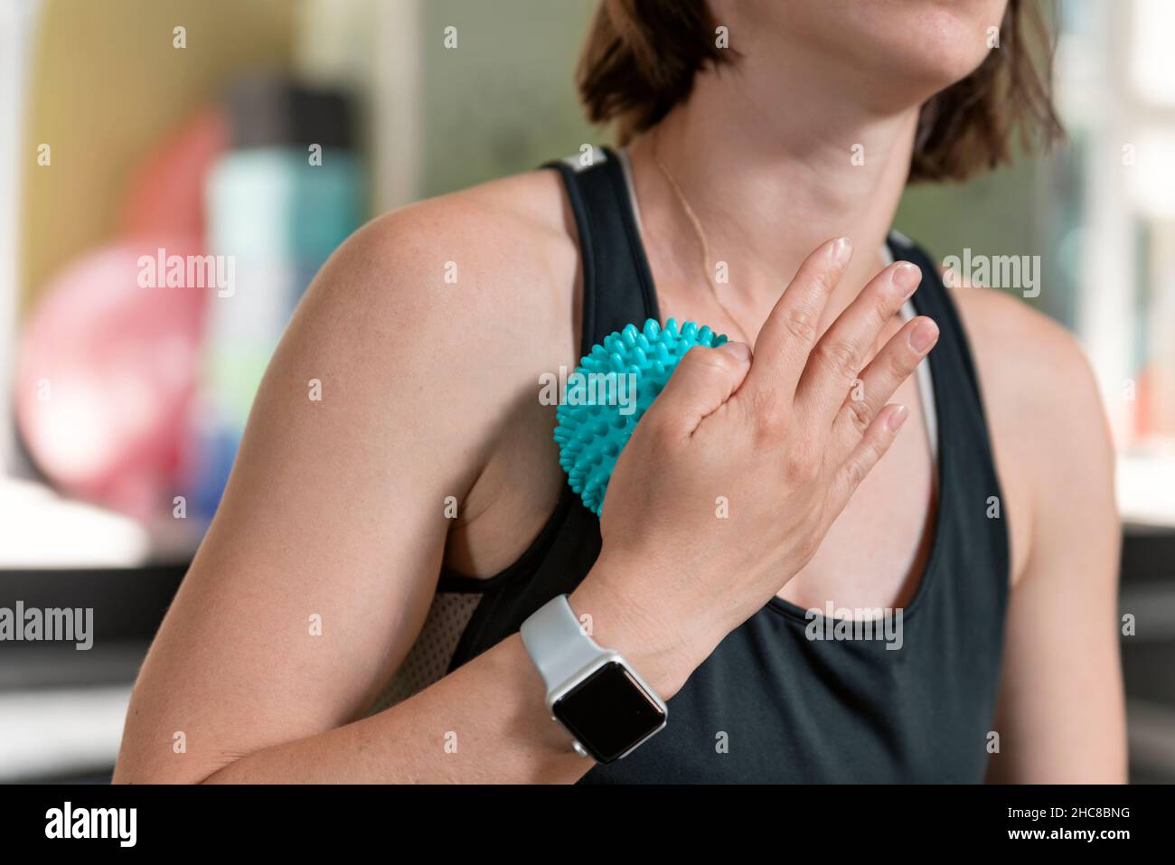 Junge Frau, die ein Trainingsgerät für die myofasziale Freisetzung macht. Nahaufnahme. Myofasziale Freisetzung mit Schaumstoffball Stockfoto