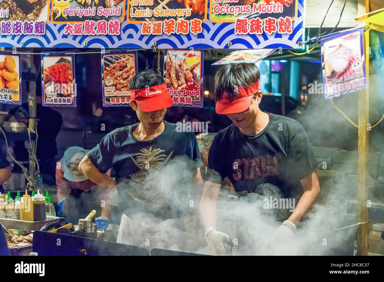 Toronto, Kanada-4. Juli 2015: Asiatische Einwanderer verkaufen während des Taste of Lawrence Festivals Lebensmittel an einem Straßenstand Stockfoto