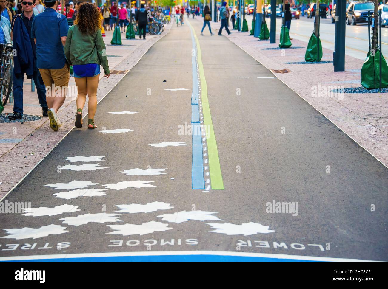 Toronto, Kanada - 1. Juli 2015: Die neuen Fahrradwege im Hafengebiet. Nach der Modernisierung der Gegend Fußgänger und Radfahrer haben bessere conditi Stockfoto