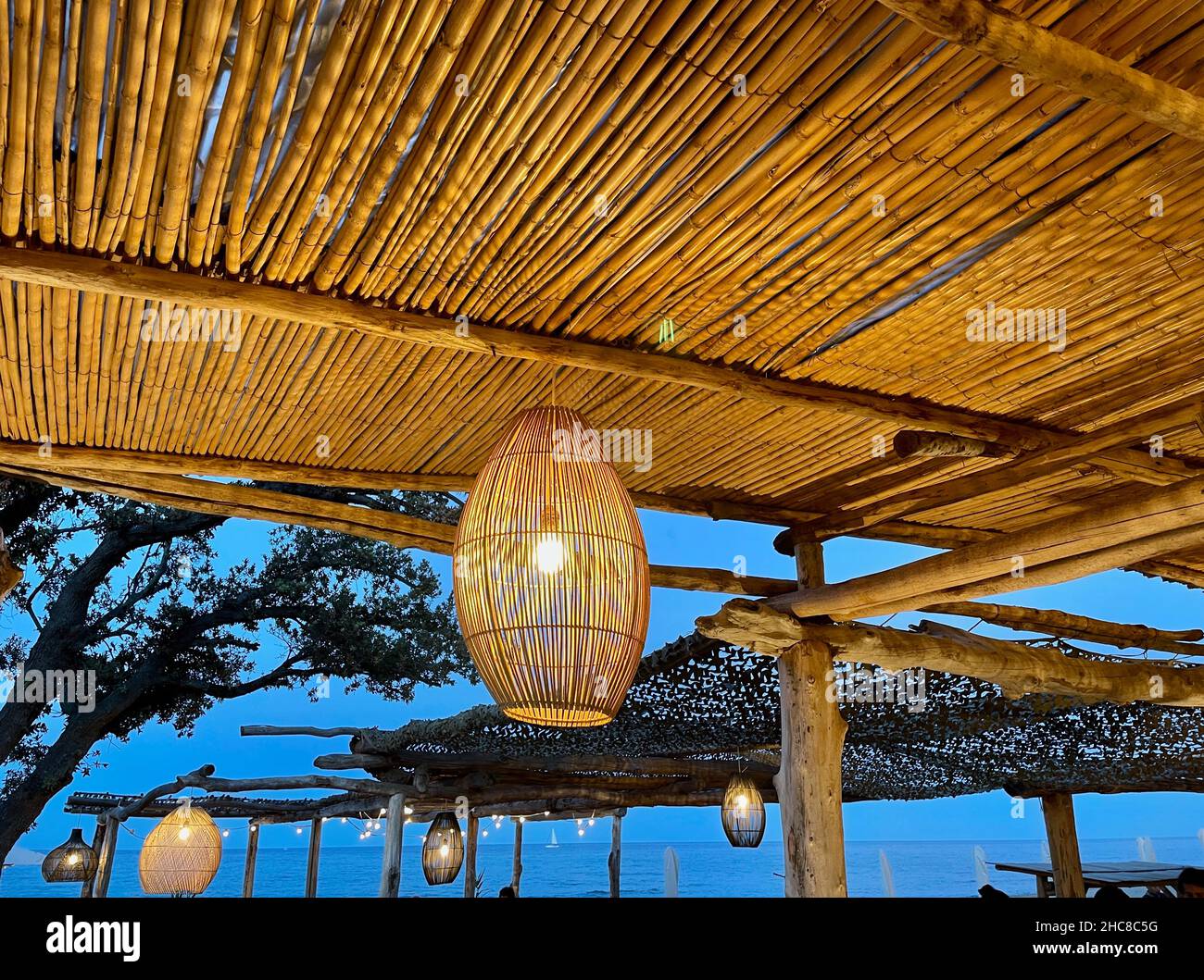 Cervione, Korsika, Frankreich, 14.07.2021. Romantische Beleuchtung in Strandlage im Restaurant Campo Mare. Stockfoto