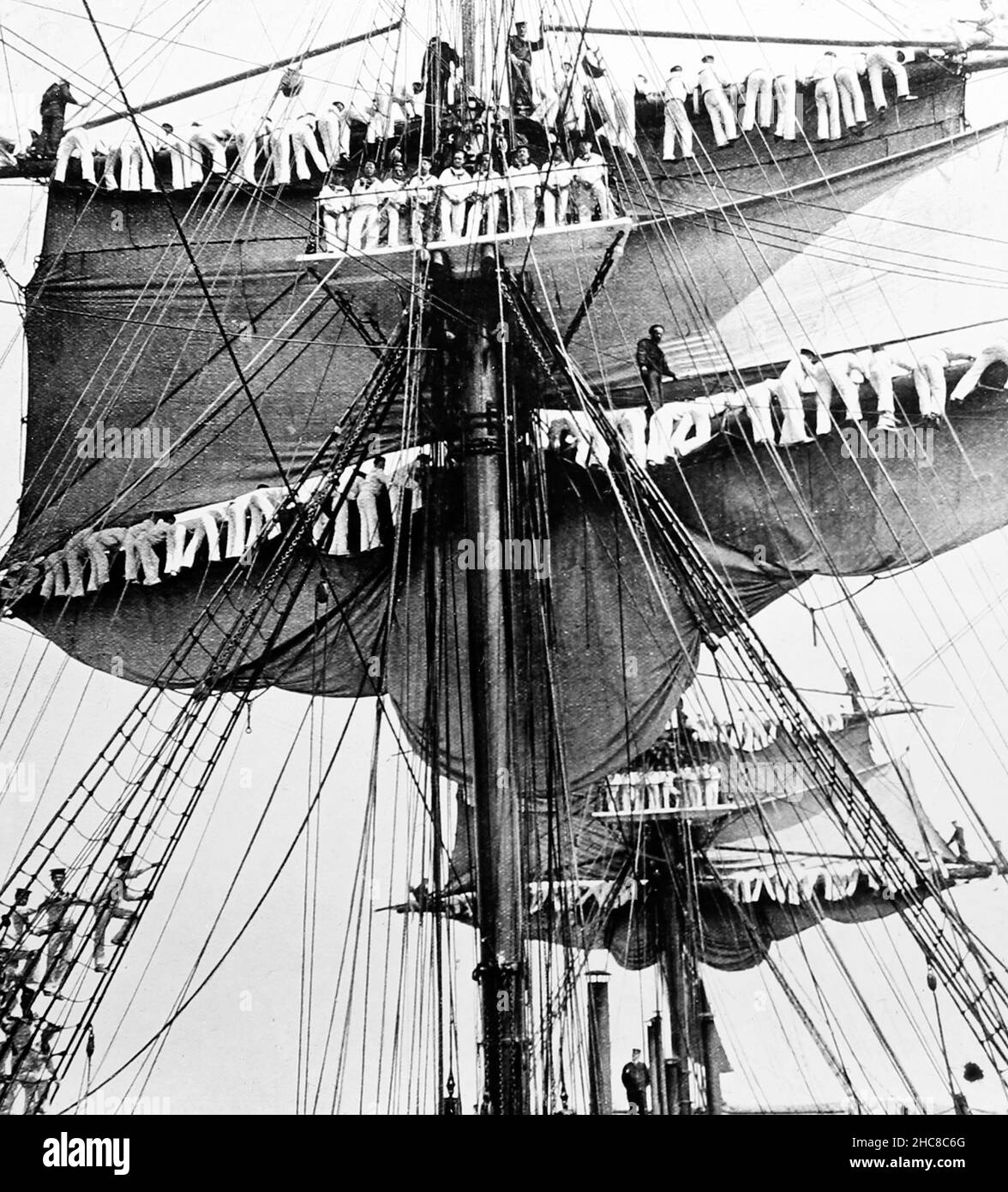 Die Matrosen der Royal Navy, die die Takelage, viktorianische Zeit, anführen Stockfoto