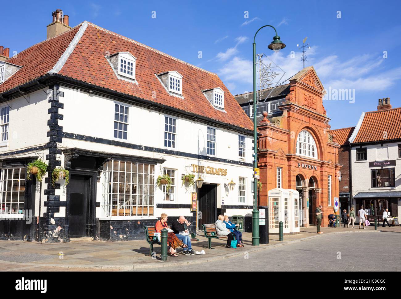 Browns Beverley Kaufhaus The Grapes Pub und weiße Telefonzellen in der Marktstadt Beverley Yorkshire East Riding von Yorkshire England UK Stockfoto