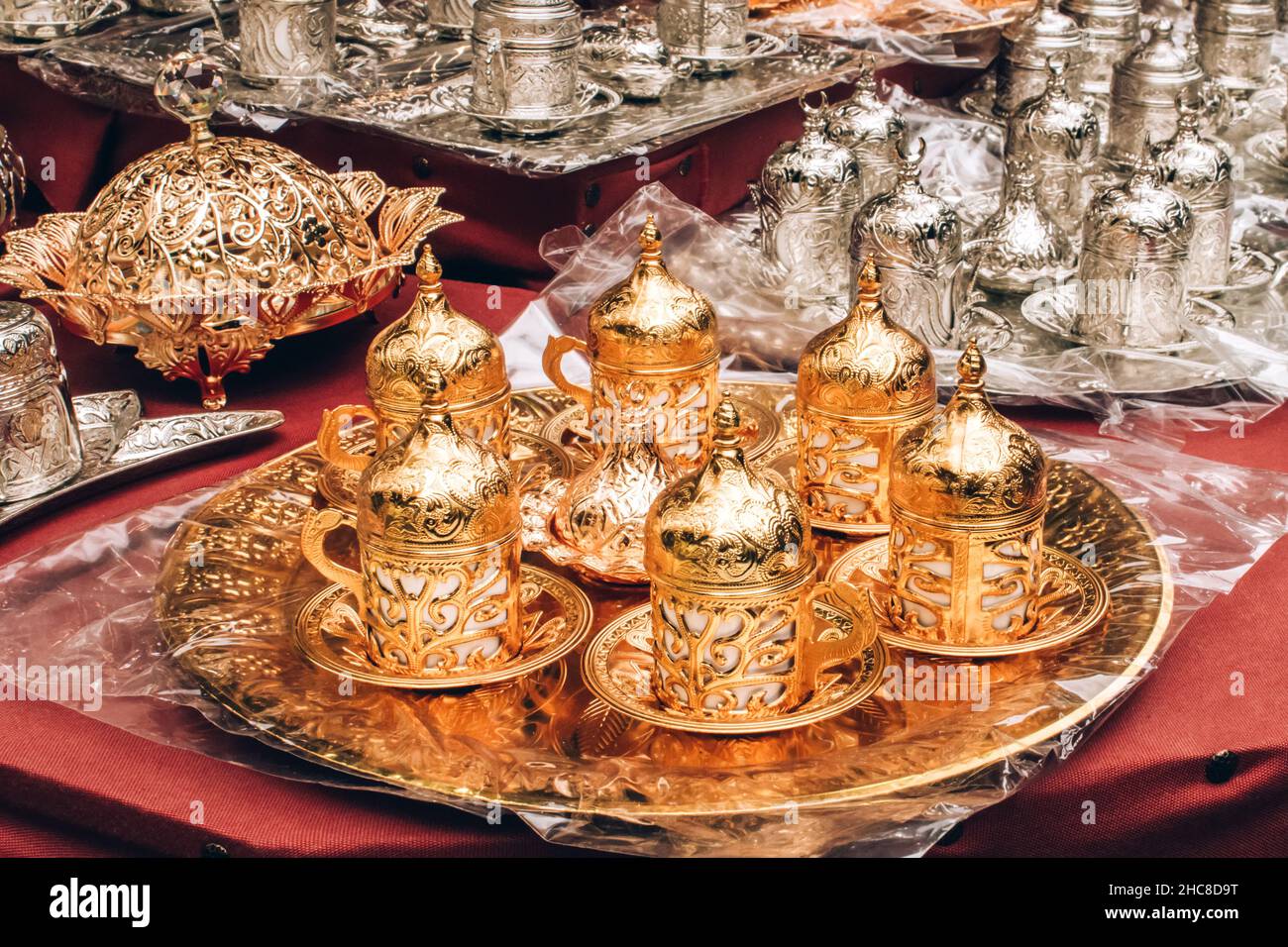 Traditioneller türkischer Kaffee am Souvenirstand. Dekoratives Kaffeeset aus Metall – Symbol der türkischen Kaffeekultur. Beliebtes Souvenir und Geschenk Stockfoto
