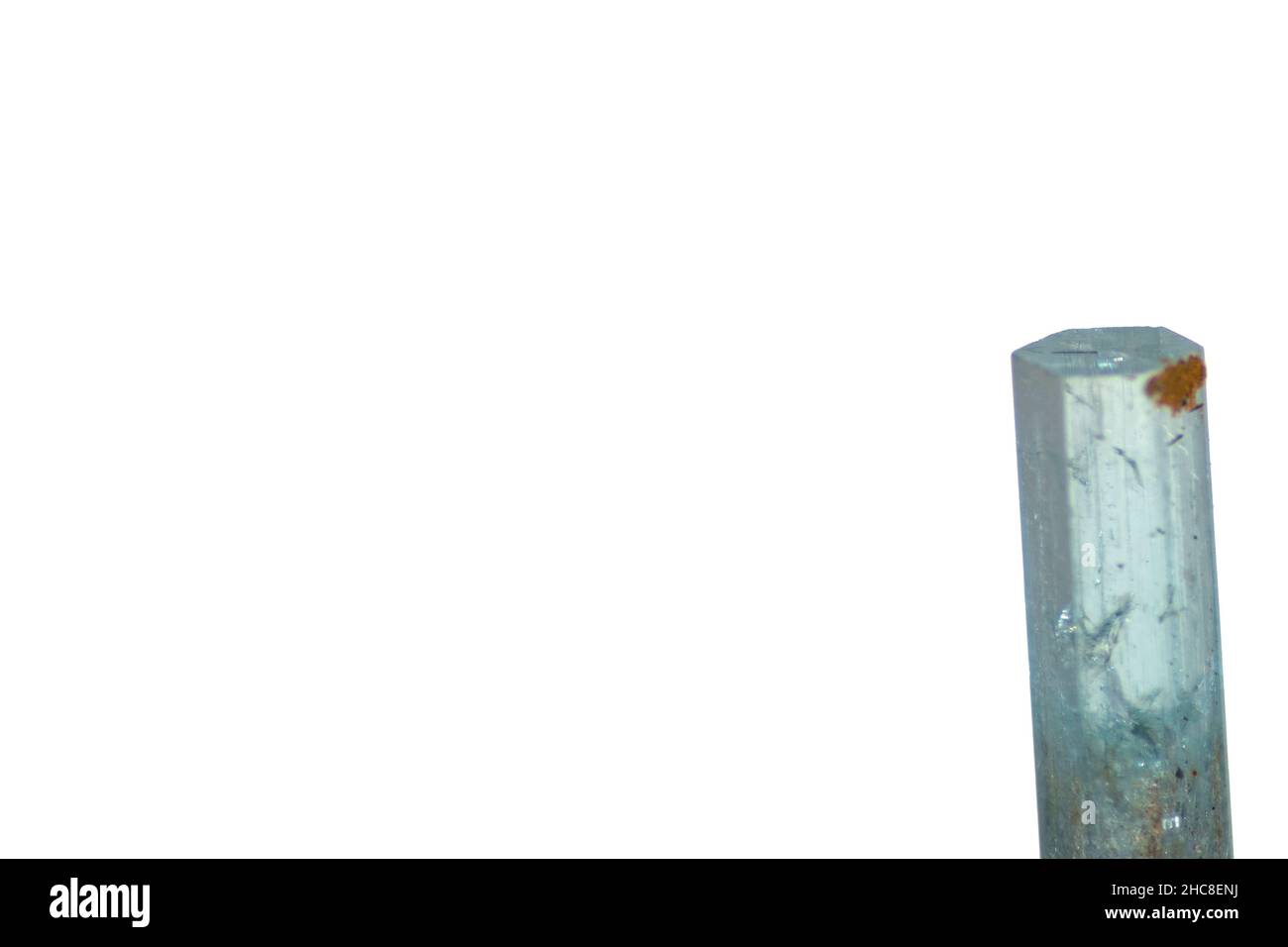 Aquamarin-Kristall isoliert auf weißem Hintergrund Stockfoto