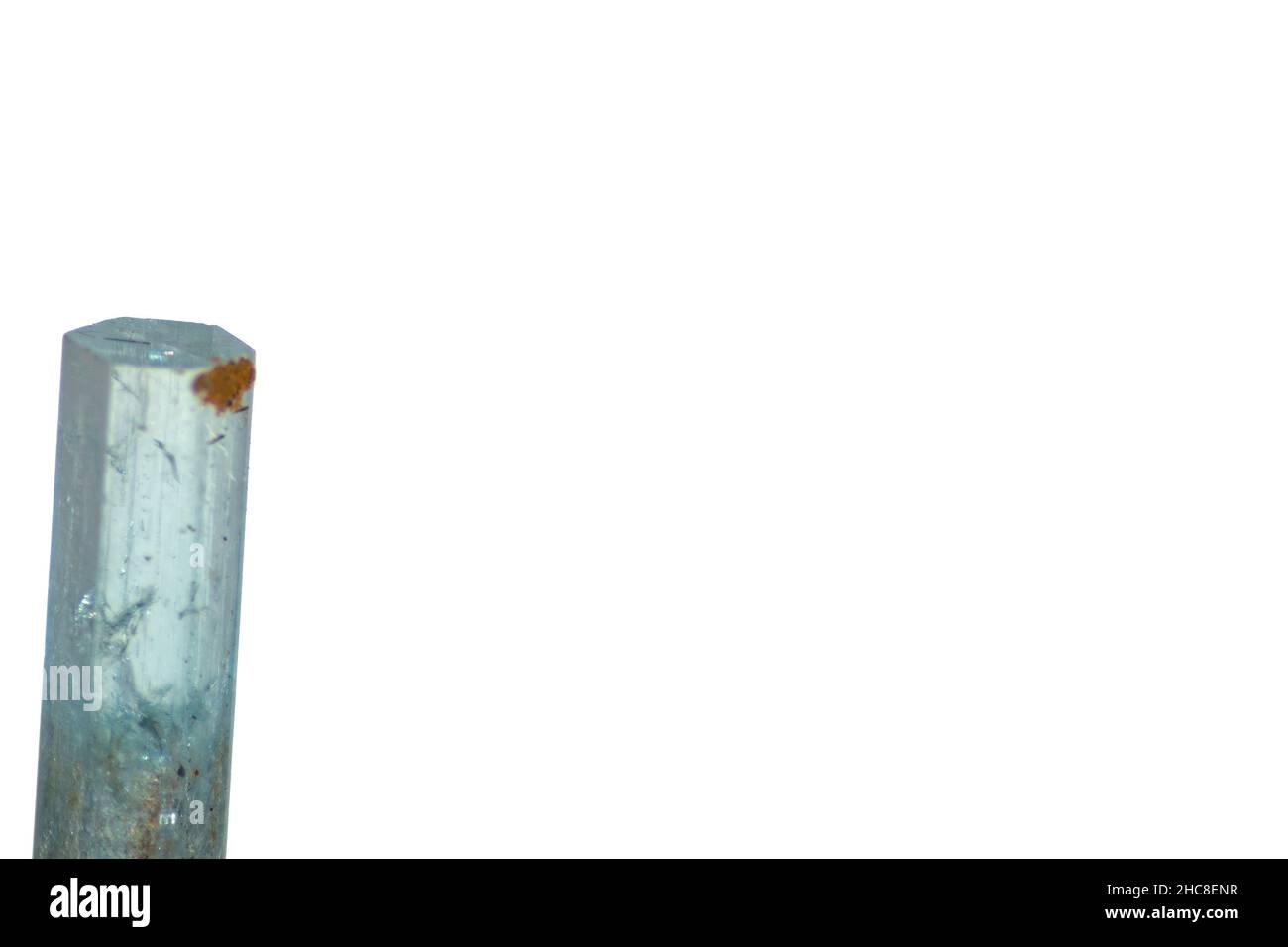 Aquamarin-Kristall isoliert auf weißem Hintergrund Stockfoto