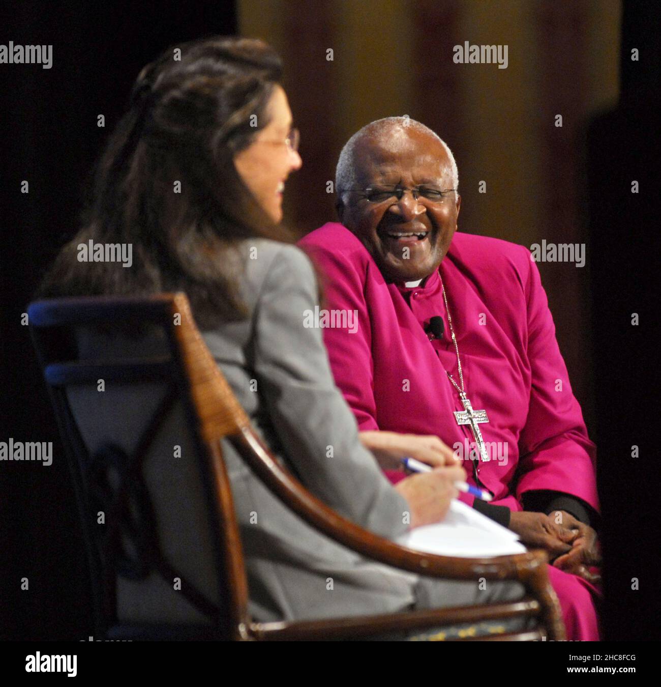 San Francisco, USA. 08th April 2008. Erzbischof Desmond Tutu sitzt am Dienstag, den 8. April 2008, zu einem Gespräch mit der Geschäftsführerin Jane Wales vom World Affairs Council of Northern California in San Francisco, Kalifornien. Tutu sollte später bei einer Mahnwache für Tibet erscheinen. (Foto von Joanna Jhanda/Contra Costa Times/MCT/Sipa USA) Quelle: SIPA USA/Alamy Live News Stockfoto