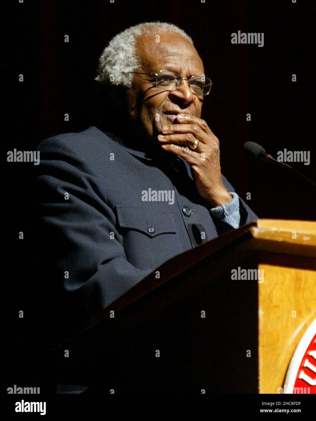 Arlington, USA. 25th März 2004. KRT STEHT ALLEIN US-NACHRICHTENGESCHICHTE TRÄGE: FOTO DES TUTU-KRT VON STEWART F. HOUSE/FORT WORTH-STERNTELEGRAMM (DALLAS OUT) (26. März) Erzbischof Desmond Tutu von Südafrika spricht am Donnerstag, 25. März 2004, an der University of Texas in Arlington in Arlington, Texas. (Foto von gsb) 2004 Quelle: SIPA USA/Alamy Live News Stockfoto