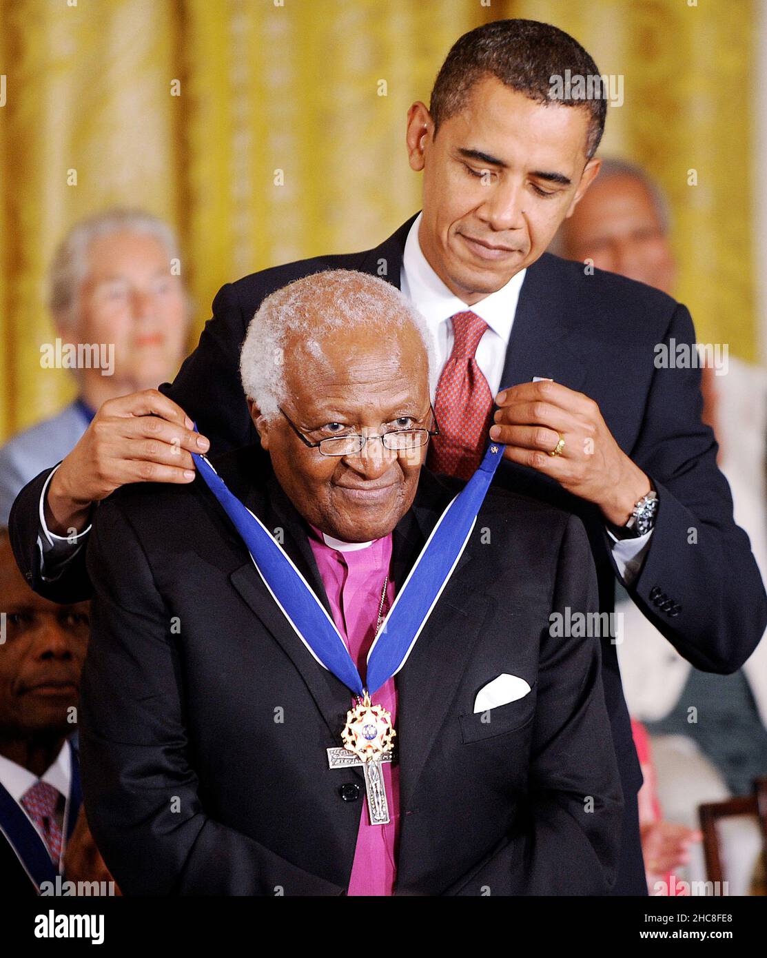 Washington, USA. 12th August 2009. Präsident Barack Obama verleiht dem emeritierten Erzbischof Desmond Mpilo Tutu am Mittwoch, den 12. August 2009, im Weißen Haus in Washington, DC, die Präsidentenmedaille für die Freiheit. (Foto: Olivier Douliery/Abaca Press/MCT/Sipa USA) Quelle: SIPA USA/Alamy Live News Stockfoto