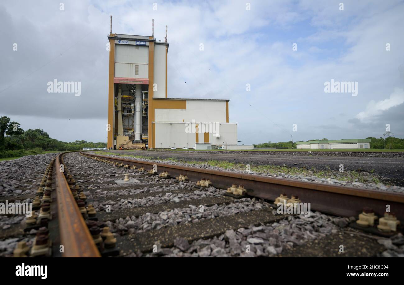 Die Ariane 5-Rakete von Arianespace mit dem James Webb Space Telescope der NASA an Bord wird im Endmontagegebäude vor der geplanten Einführung zur Startrampe am Donnerstag, den 23. Dezember 2021, im europäischen Weltraumbahnhof gesehen. Das Weltraumzentrum Guayana in Kourou, Französisch-Guayana. Das James Webb Weltraumteleskop (manchmal auch JWST oder Webb genannt) ist ein großes Infrarotteleskop mit einem Primärspiegel von 21,3 Fuß (6,5 Meter). Das Observatorium wird jede Phase der kosmischen Geschichte untersuchen – von unserem Sonnensystem bis zu den entferntesten beobachtbaren Galaxien im frühen Universum. Obligatorische Gutschrift: Bill Ingalls/NASA über CNP /Mediap Stockfoto