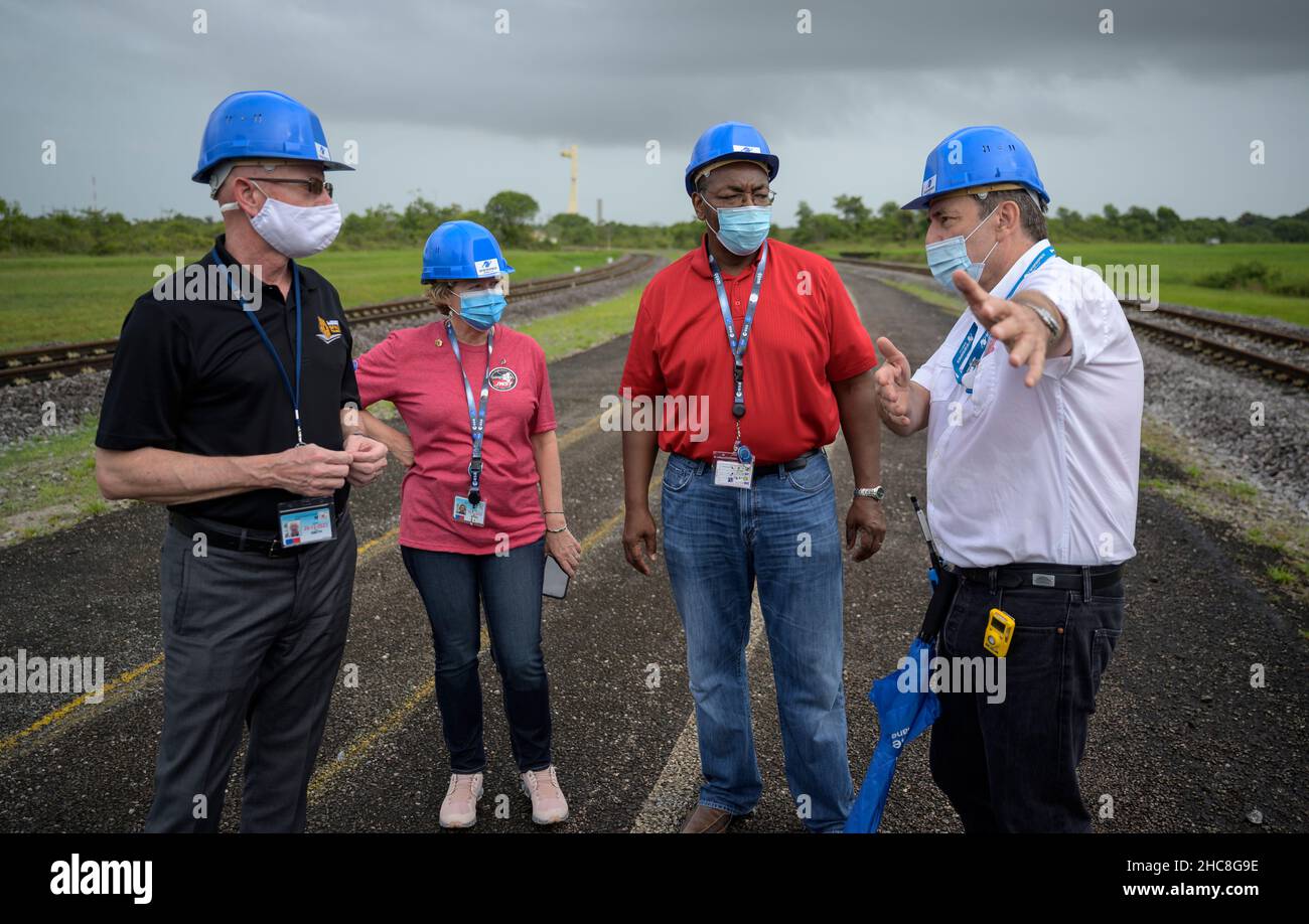 NASA James Webb Space Telescope Program Scientist Eric James Left, NASA James Webb Space Telescope Program Manager Jeanne Davis, NASA Program Director für das James Webb Space Telescope Greg Robinson, Und der Vizepräsident von Arianespace für Französisch-Guayana, Bruno Gérard, rechts, spricht, während sie auf die Arianespace-Ariane-5-Rakete mit dem James Webb Space Telescope der NASA warten, die am Donnerstag, den 23. Dezember 2021, im europäischen Weltraumbahnhof auf die Startrampe rollt. Das Weltraumzentrum Guayana in Kourou, Französisch-Guayana. Das James Webb Weltraumteleskop (manchmal auch JWST oder Webb genannt) ist ein großes Infrarotteleskop mit Stockfoto