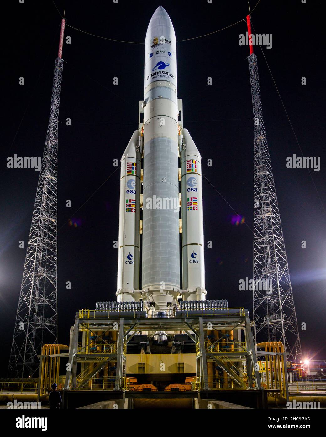 Die Ariane 5-Rakete von Arianespace mit dem James Webb Space Telescope der NASA an Bord wird am Donnerstag, den 23. Dezember 2021, im europäischen Weltraumbahnhof, Das Weltraumzentrum Guayana in Kourou, Französisch-Guayana. Das James Webb Weltraumteleskop (manchmal auch JWST oder Webb genannt) ist ein großes Infrarotteleskop mit einem Primärspiegel von 21,3 Fuß (6,5 Meter). Das Observatorium wird jede Phase der kosmischen Geschichte untersuchen – von unserem Sonnensystem bis zu den entferntesten beobachtbaren Galaxien im frühen Universum. Obligatorische Gutschrift: Chris Gunn/NASA über CNP /MediaPunch Stockfoto