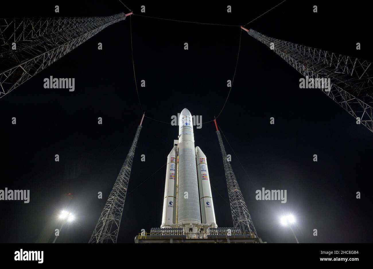 Die Ariane 5-Rakete von Arianespace mit dem James Webb Space Telescope der NASA an Bord wird am Donnerstag, den 23. Dezember 2021, im europäischen Weltraumbahnhof, Das Weltraumzentrum Guayana in Kourou, Französisch-Guayana. Das James Webb Weltraumteleskop (manchmal auch JWST oder Webb genannt) ist ein großes Infrarotteleskop mit einem Primärspiegel von 21,3 Fuß (6,5 Meter). Das Observatorium wird jede Phase der kosmischen Geschichte untersuchen – von unserem Sonnensystem bis zu den entferntesten beobachtbaren Galaxien im frühen Universum. Obligatorische Gutschrift: Bill Ingalls/NASA über CNP /MediaPunch Stockfoto