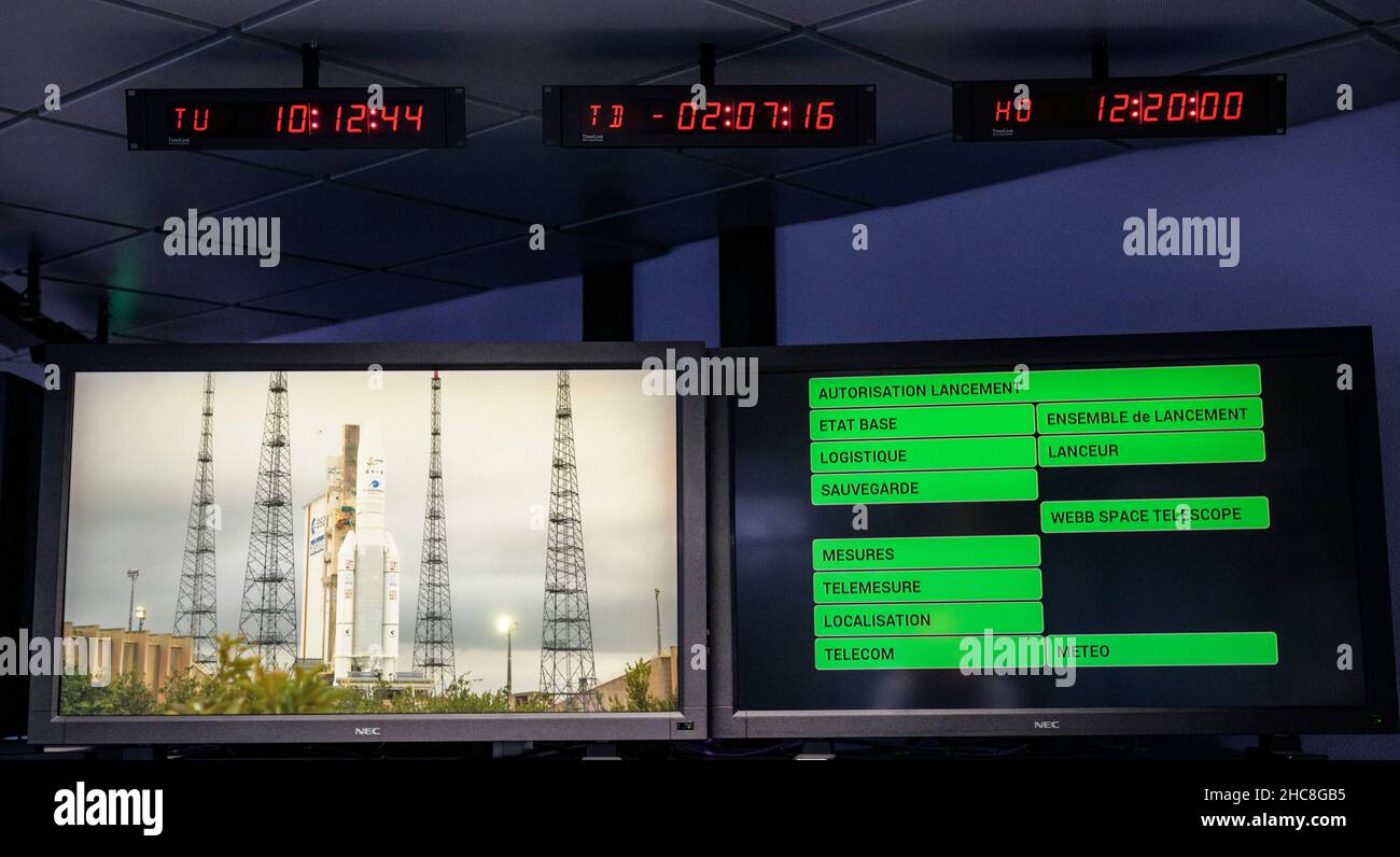 Monitore zeigen den aktuellen Status vor dem Start der Ariane 5-Rakete mit dem James Webb Space Telescope der NASA am Samstag, den 25. Dezember 2021 im Jupiter Center des Weltraumzentrums Guayana in Kourou, Französisch-Guayana. Das James Webb Weltraumteleskop (manchmal auch JWST oder Webb genannt) ist ein großes Infrarotteleskop mit einem Primärspiegel von 21,3 Fuß (6,5 Meter). Das Observatorium wird jede Phase der kosmischen Geschichte untersuchen – von unserem Sonnensystem bis zu den entferntesten beobachtbaren Galaxien im frühen Universum.obligatorische Gutschrift: Bill Ingalls/NASA via CNP /MediaPunch Stockfoto