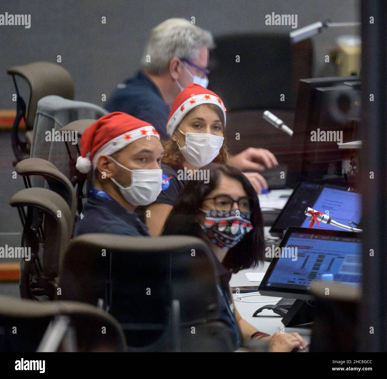 Startteams überwachen den Countdown zum Start der Ariane 5-Rakete von Arianespace mit dem NASA-Weltraumteleskop James Webb am Samstag, den 25. Dezember 2021, im Jupiter-Zentrum des Weltraumzentrums Guayana in Kourou, Französisch-Guayana. Das James Webb Weltraumteleskop (manchmal auch JWST oder Webb genannt) ist ein großes Infrarotteleskop mit einem Primärspiegel von 21,3 Fuß (6,5 Meter). Das Observatorium wird jede Phase der kosmischen Geschichte untersuchen – von unserem Sonnensystem bis zu den entferntesten beobachtbaren Galaxien im frühen Universum.obligatorische Gutschrift: Bill Ingalls/NASA via CNP /MediaPunch Stockfoto