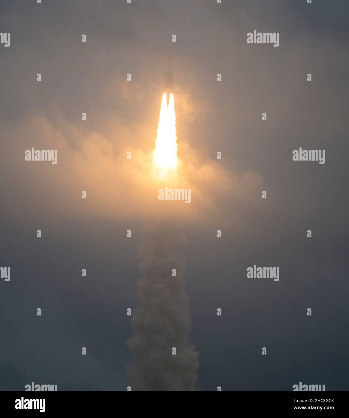 Die Ariane 5-Rakete von Arianespace startet am Samstag, den 25. Dezember 2021, mit dem James Webb Space Telescope der NASA von der ELA-3-Startzone des europäischen Weltraumhafens im Weltraumzentrum Guayana in Kourou, Französisch-Guayana, an Bord. Das James Webb Weltraumteleskop (manchmal auch JWST oder Webb genannt) ist ein großes Infrarotteleskop mit einem Primärspiegel von 21,3 Fuß (6,5 Meter). Das Observatorium wird jede Phase der kosmischen Geschichte untersuchen – von unserem Sonnensystem bis zu den entferntesten beobachtbaren Galaxien im frühen Universum. Obligatorische Gutschrift: Bill Ingalls/NASA über CNP /MediaPunch Stockfoto