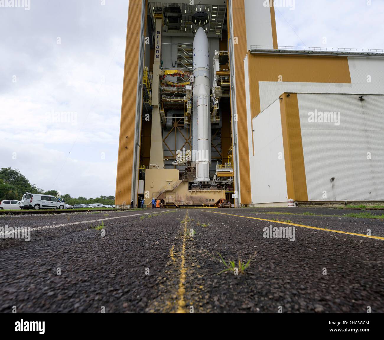 Die Ariane 5-Rakete von Arianespace mit dem James Webb Space Telescope der NASA an Bord wird im Endmontagegebäude vor der geplanten Einführung zur Startrampe am Donnerstag, den 23. Dezember 2021, im europäischen Weltraumbahnhof gesehen. Das Weltraumzentrum Guayana in Kourou, Französisch-Guayana. Das James Webb Weltraumteleskop (manchmal auch JWST oder Webb genannt) ist ein großes Infrarotteleskop mit einem Primärspiegel von 21,3 Fuß (6,5 Meter). Das Observatorium wird jede Phase der kosmischen Geschichte untersuchen – von unserem Sonnensystem bis zu den entferntesten beobachtbaren Galaxien im frühen Universum. Obligatorische Gutschrift: Bill Ingalls/NASA über CNP /Mediap Stockfoto