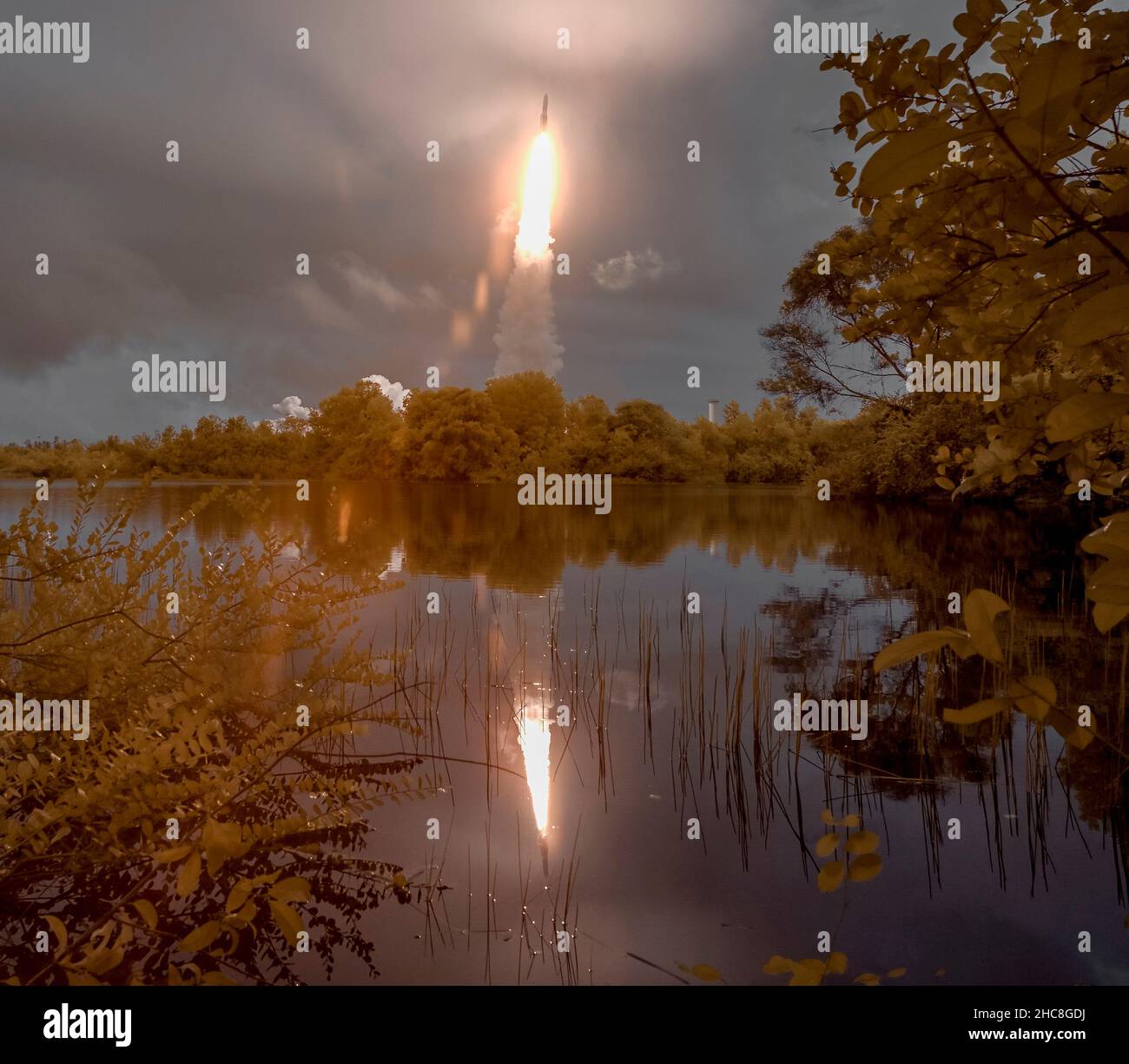 Die Ariane 5-Rakete von Arianespace wird bei ihrem Start mit dem James Webb Weltraumteleskop der NASA an Bord am Samstag, den 25. Dezember 2021, von der ELA-3-Startzone des europäischen Weltraumhafens am Weltraumzentrum Guayana in Kourou, Französisch-Guayana, gesehen. Das James Webb Weltraumteleskop (manchmal auch JWST oder Webb genannt) ist ein großes Infrarotteleskop mit einem Primärspiegel von 21,3 Fuß (6,5 Meter). Das Observatorium wird jede Phase der kosmischen Geschichte untersuchen – von unserem Sonnensystem bis zu den entferntesten beobachtbaren Galaxien im frühen Universum. Obligatorische Gutschrift: Bill Ingalls/NASA via CNP / Stockfoto