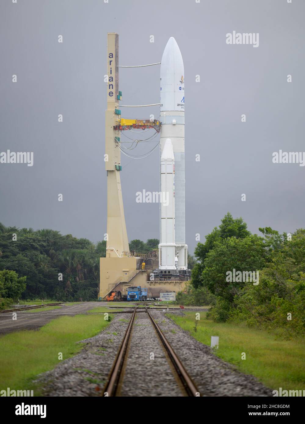 Die Ariane 5-Rakete von Arianespace mit dem James Webb Space Telescope der NASA wird am Donnerstag, den 23. Dezember 2021, im europäischen Weltraumbahnhof ausgerollt. Das Weltraumzentrum Guayana in Kourou, Französisch-Guayana. Das James Webb Weltraumteleskop (manchmal auch JWST oder Webb genannt) ist ein großes Infrarotteleskop mit einem Primärspiegel von 21,3 Fuß (6,5 Meter). Das Observatorium wird jede Phase der kosmischen Geschichte untersuchen – von unserem Sonnensystem bis zu den entferntesten beobachtbaren Galaxien im frühen Universum. Obligatorische Gutschrift: Bill Ingalls/NASA über CNP /MediaPunch Stockfoto