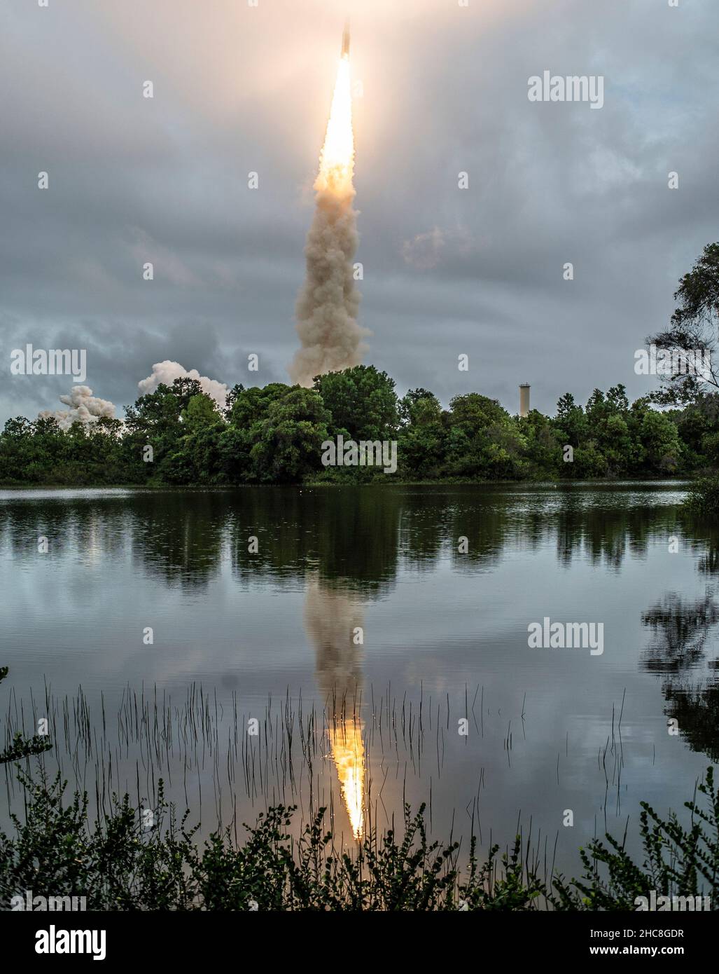 Die Ariane 5-Rakete von Arianespace startet am Samstag, den 25. Dezember 2021, mit dem James Webb Space Telescope der NASA von der ELA-3-Startzone des europäischen Weltraumhafens im Weltraumzentrum Guayana in Kourou, Französisch-Guayana, an Bord. Das James Webb Weltraumteleskop (manchmal auch JWST oder Webb genannt) ist ein großes Infrarotteleskop mit einem Primärspiegel von 21,3 Fuß (6,5 Meter). Das Observatorium wird jede Phase der kosmischen Geschichte untersuchen – von unserem Sonnensystem bis zu den entferntesten beobachtbaren Galaxien im frühen Universum. Obligatorische Gutschrift: Chris Gunn/NASA über CNP /MediaPunch Stockfoto