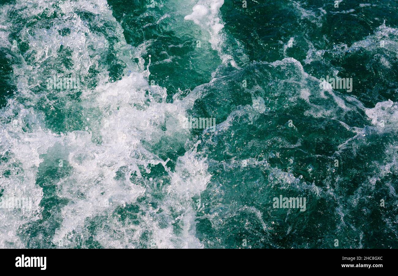 Weißer Kamm einer Meereswelle. Selektiver Fokus. Geringe Schärfentiefe. Abgeschwächt. Stockfoto