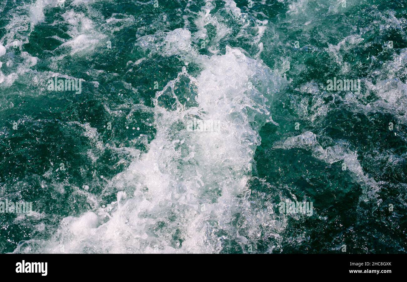 Weißer Kamm einer Meereswelle. Selektiver Fokus. Geringe Schärfentiefe. Abgeschwächt. Stockfoto