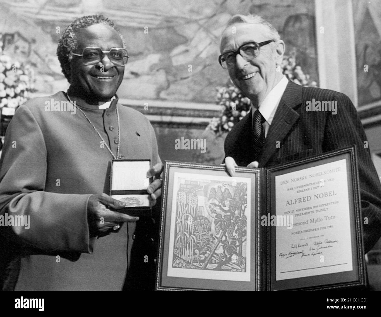 Datei FRIEDENSNOBELPREIS 1984 - Bischof Desmond Tutu, Südafrika Fotos zusammen mit dem Vorsitzenden des norwegischen Nobelkomitees Egil Aarvik, nachdem er den Friedensnobelpreis für 1984 erhalten hatte. Foto: NTB Kod: 414 COPYRIGHT SCANPIX SWEDEN Stockfoto