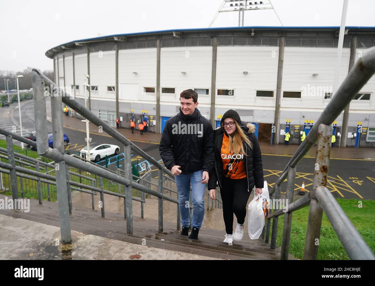 Fans vor dem MKM-Stadion Hull, nach der Ankündigung, dass das Spiel der Sky Bet Championship zwei Stunden vor dem Anstoß verschoben wurde, aufgrund positiver Covid-Fälle im Team von Hull City. Bilddatum: Sonntag, 26. Dezember 2021. Stockfoto