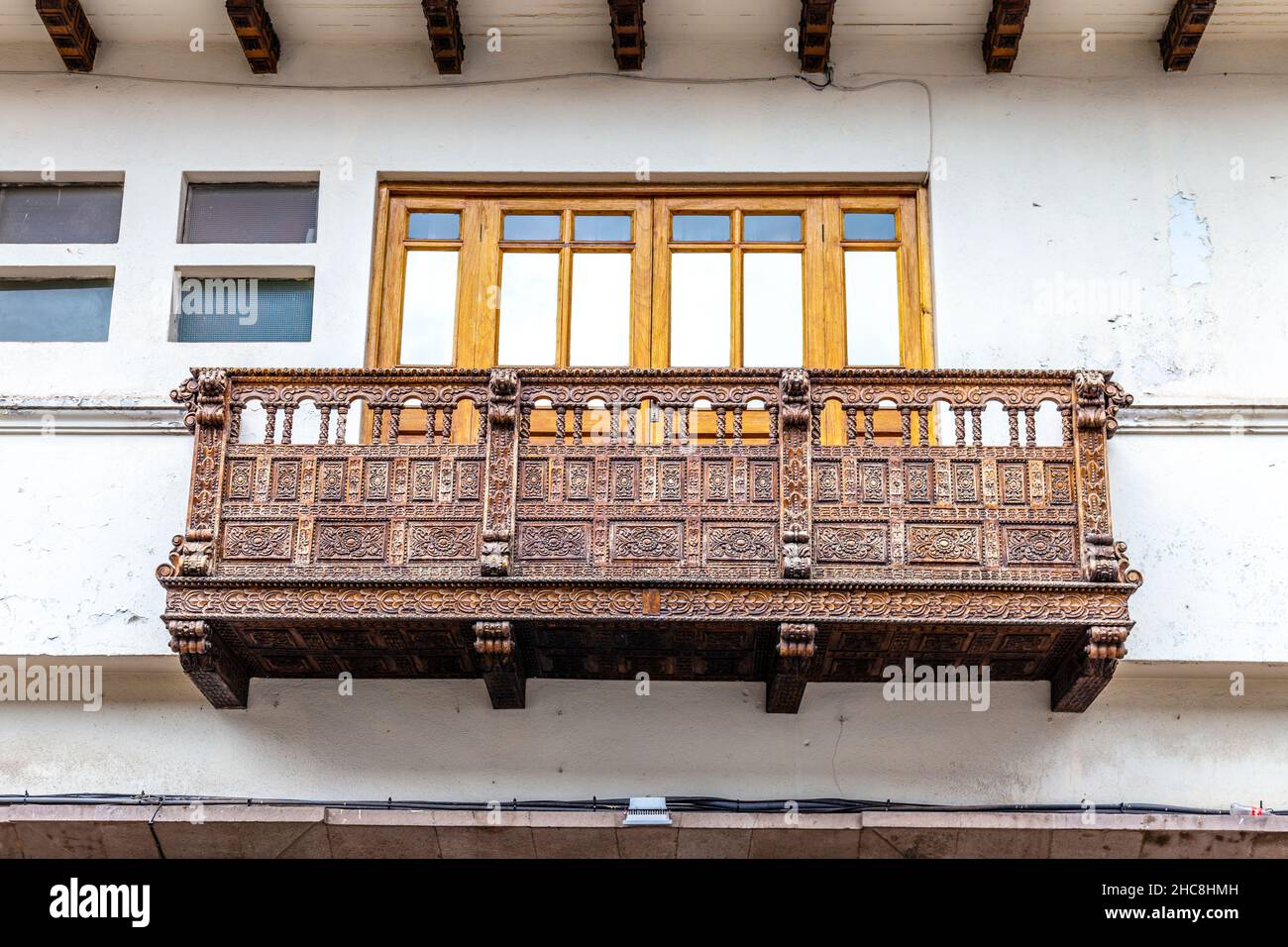 Verzierte, geschnitzte Holzbalkon im Kolonialstil in Cusco, Sacred Valley, Peru Stockfoto