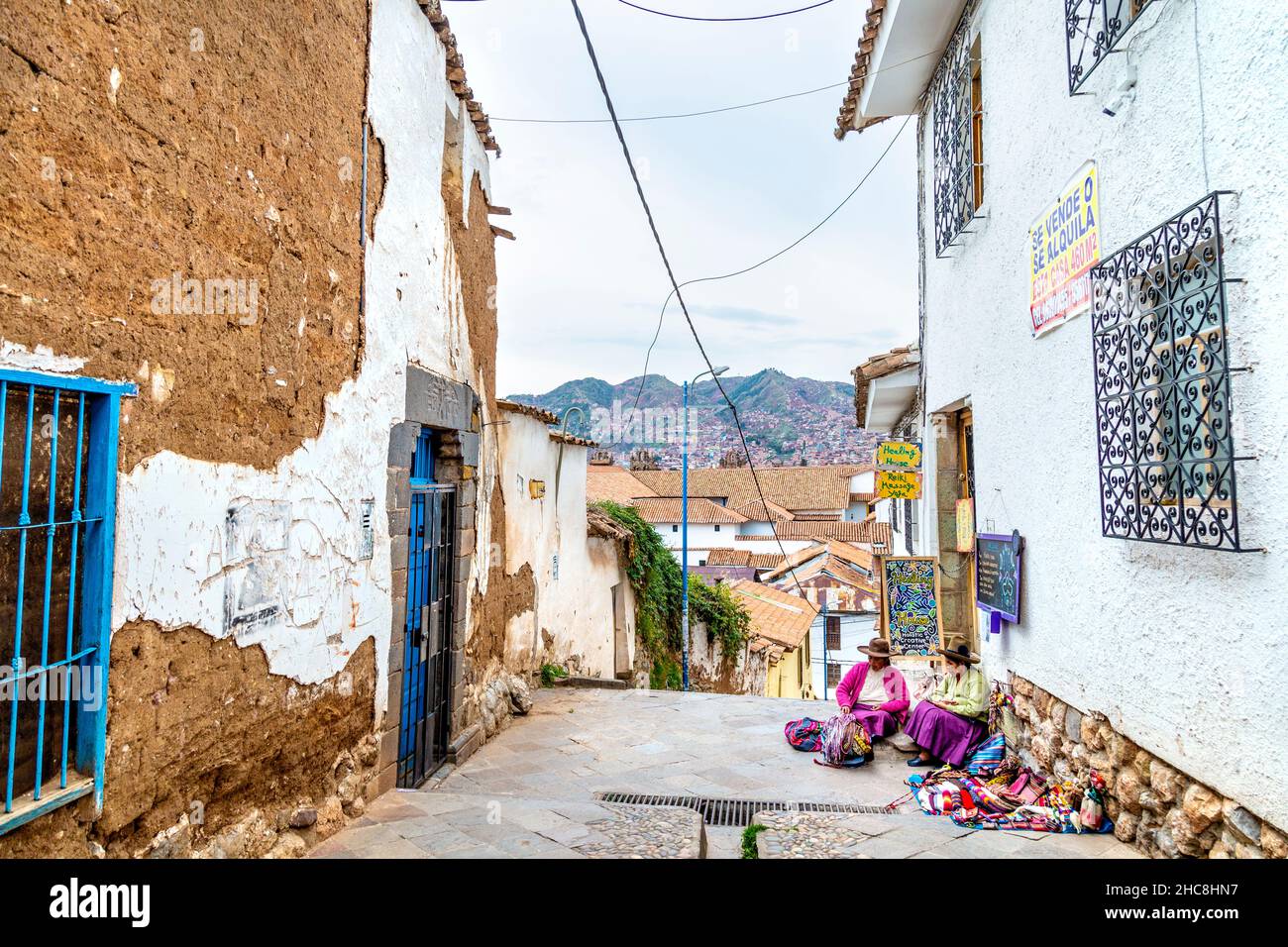 Peruanische Frauen sitzen auf der Straße und verkaufen traditionelle peruanische Webtextilien in San Blas, Cusco, Sacred Valley, Peru Stockfoto