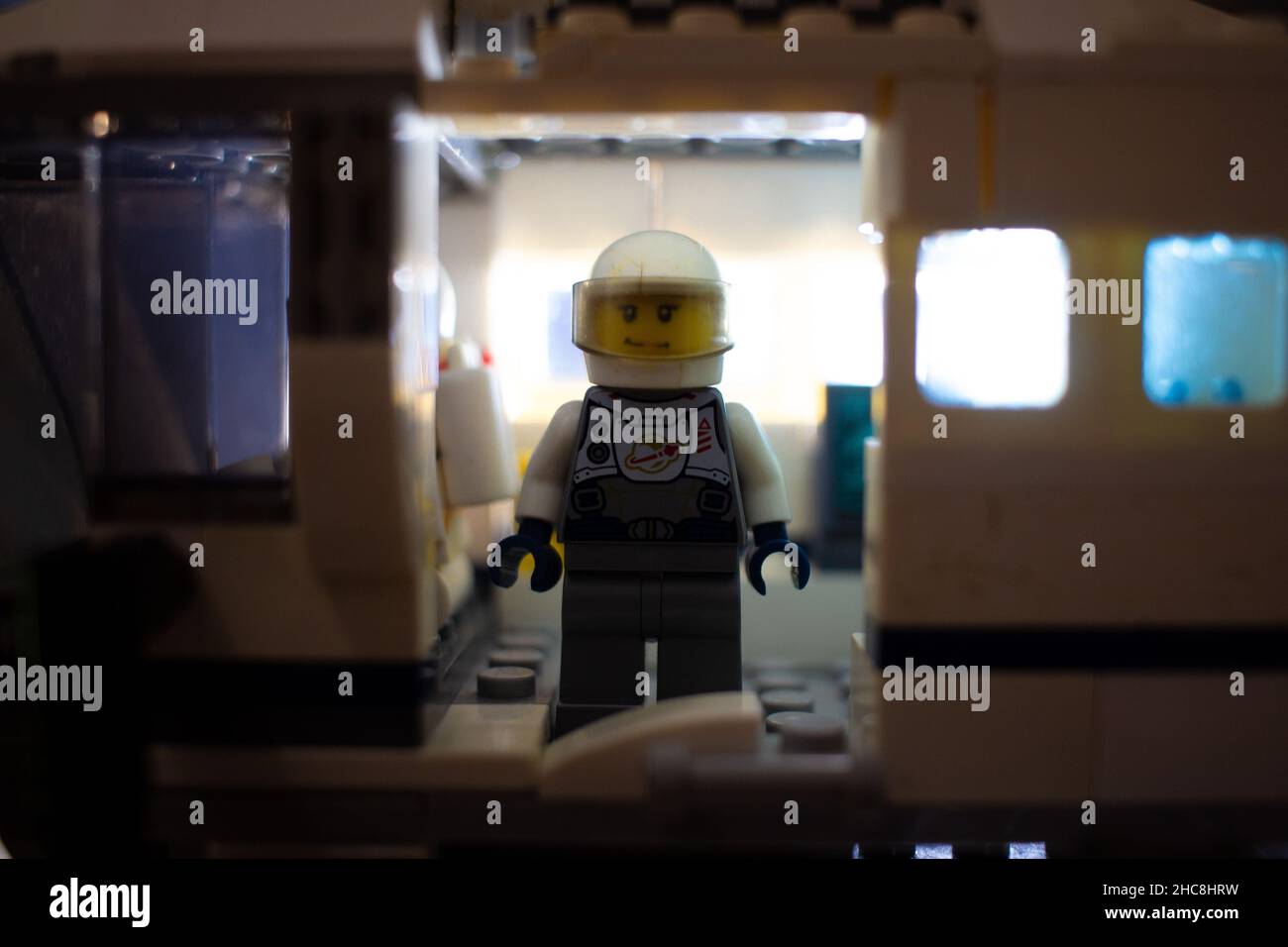 Ein Mann aus Blöcken kam aus dem Raumschiff und blickt in die Ferne Stockfoto